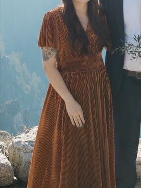 Women's Burnt Orange Velvet Pleated Midi Dress